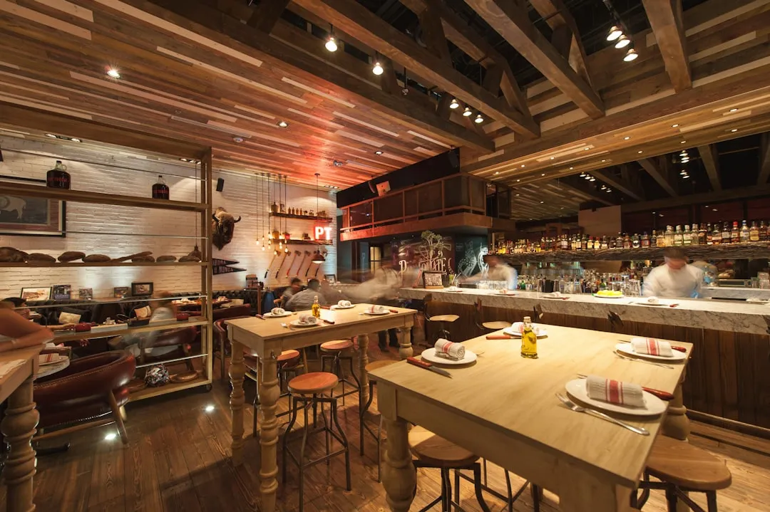 Interior cálido de Taberna La Lonja con mesas de madera